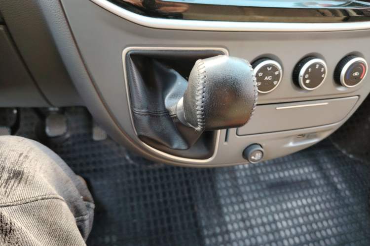 Used SAIC MAXUS Xintu V80 2020 2.5T Manual Classic City Delivery King Long Wheelbase Mid-Height 2/3 Seats