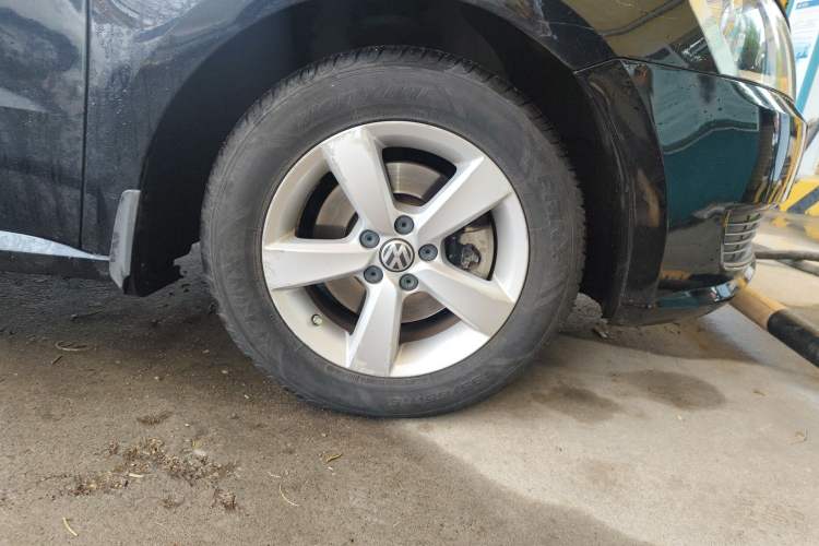 Used Volkswagen Lavida 2013 Revised Classic 1.6L Automatic Fashion Edition Right Front Wheel Hub