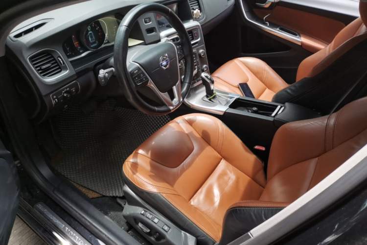 Used Volvo V60 2014 T5 Zhiya Edition
