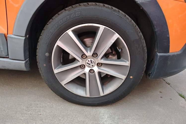 Used Volkswagen Polo 2012 1.6L Cross Polo Automatic Transmission Right Front Wheel Hub