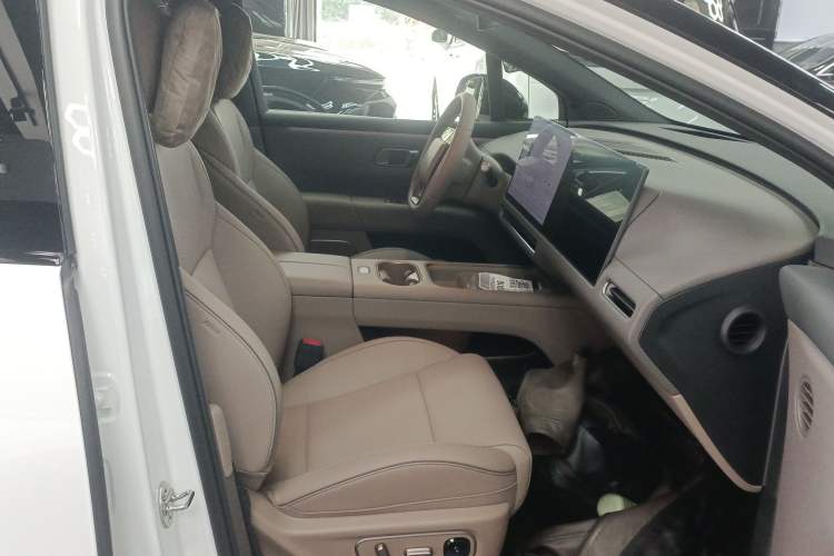 Used Li Auto i6 2025 Model Two-Wheel-Drive Standard Type
