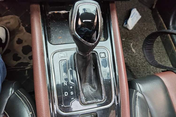 Used Dongfeng Fengon 580 2016 Revised Version 1.5T CVT Luxury Edition Gear Lever