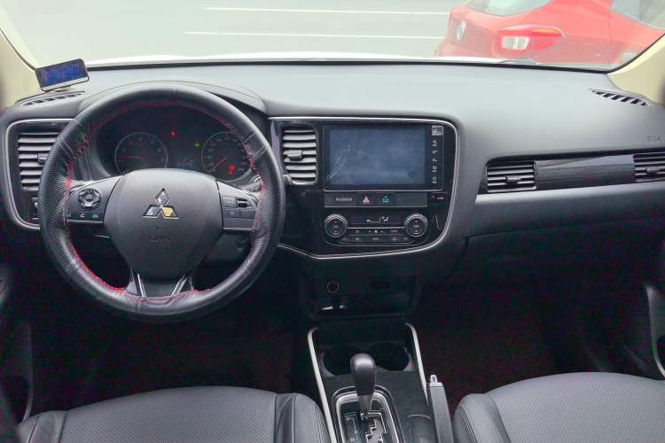 Used Mitsubishi Outlander 2018 2.0L Two-Wheel-Drive Jiale Edition 7-Seater