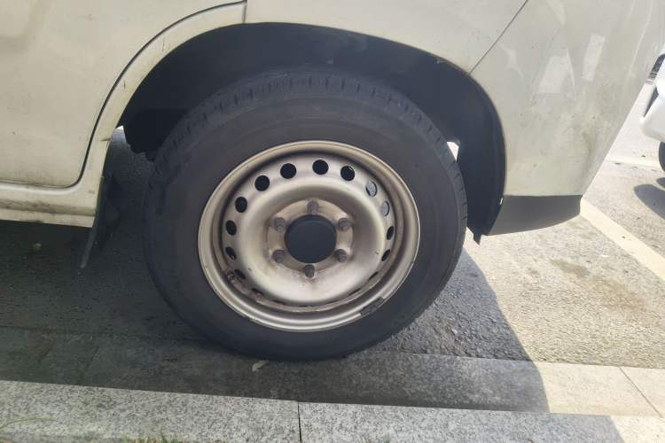 Used Karry Jiangtun E6 2024 Gotion 38.7 kWh Kuaxin Edition Right Front Wheel Hub