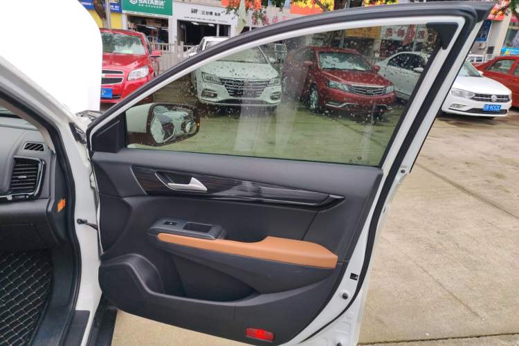 Used Dongfeng Fengdu MX5 2017 2.0L Automatic Urban Edition
