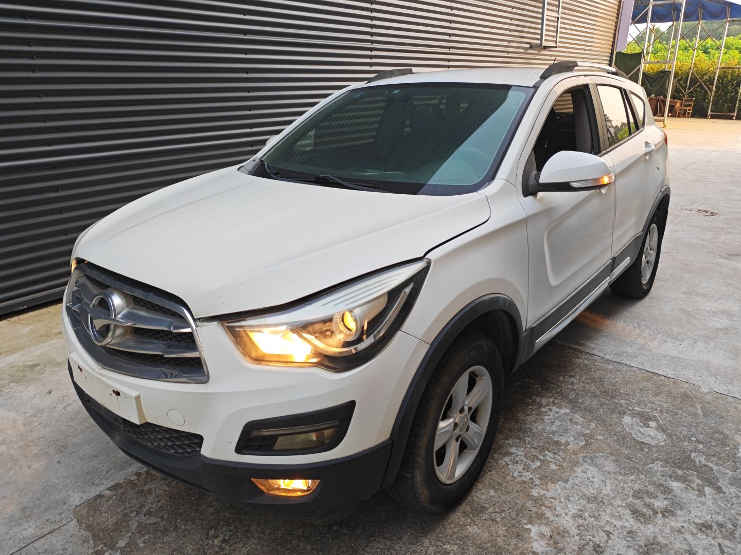 Под передней частью автомобиля