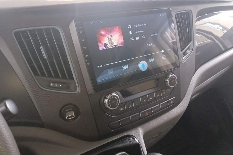 Used Foton Toano 2023 2.0T Manual Urban Version Short Wheelbase Mid-Height Design with Single Rear Tire—5/6/9 Seater Audio And AC Panel