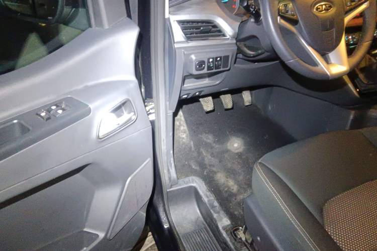 Used JAC Refine M3 2022 PLUS 1.8L 7-seater Standard Model Interior 3