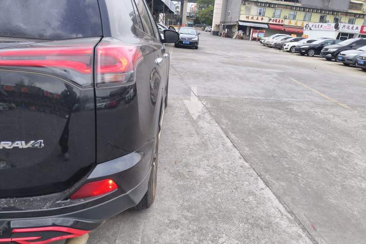 Used Toyota RAV4 2016 2.0L CVT Two-Wheel Drive Fashion Edition China V Standard