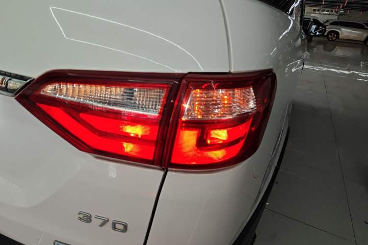 Used Dongfeng Fengon 370 2016 1.5L Manual Elite Home Edition 7-Seater Exterior 1