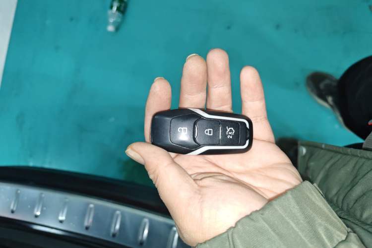 Used Ford Edge 2015 2.0T GTDi Two-Wheel-Drive High-Line Version