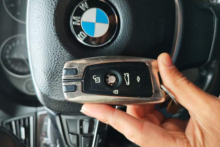 Used BMW 5 Series 2014 528Li Leading Model
