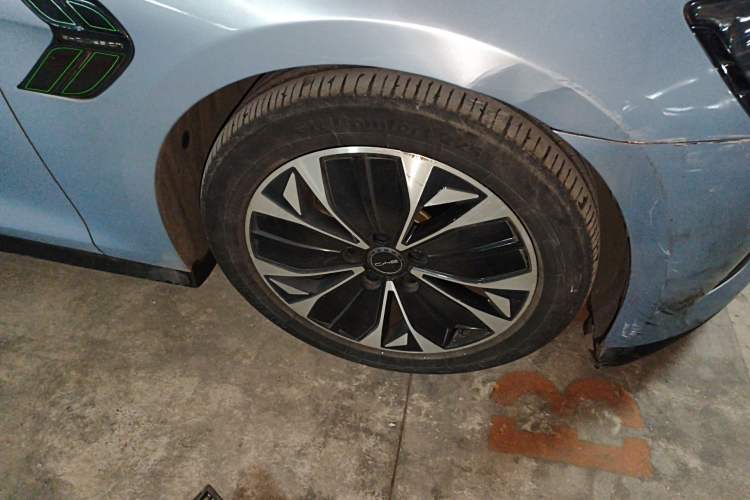 Used BYD Seal 2022 550 km Standard Range Rear-Wheel Drive Prestige Version Right Front Wheel Hub