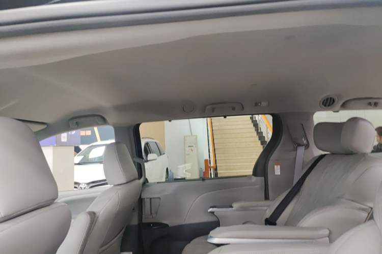 Used Toyota SIENNA 2017 3.5L Four-Wheel Drive LE Trim 7 Seats – U.S. Specification
