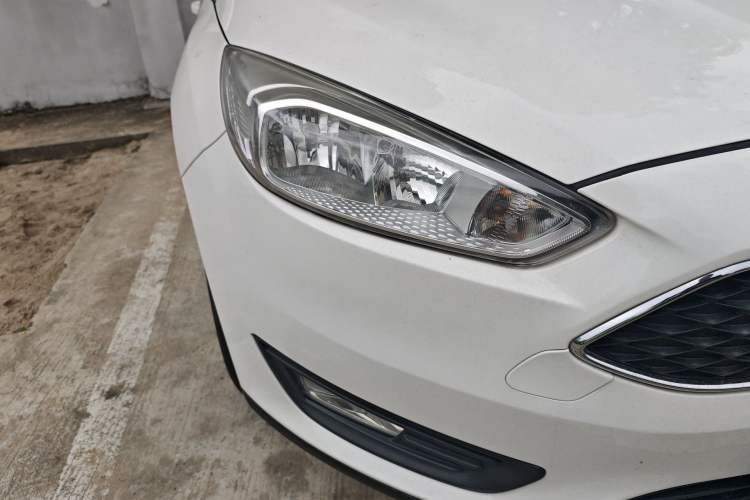 Used Ford Focus 2018 Hatchback Classic 1.6L Automatic Trendy SmartDrive Edition Right Front Headlight