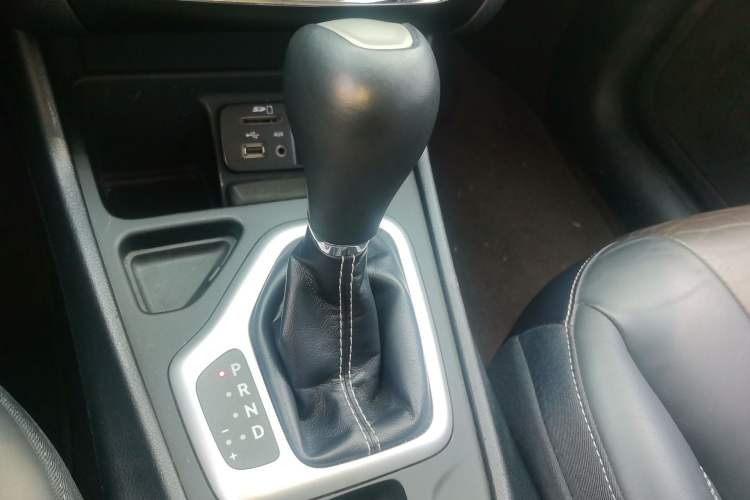 Used Jeep Cherokee 2016 2.4L Leading Edition Gear Lever
