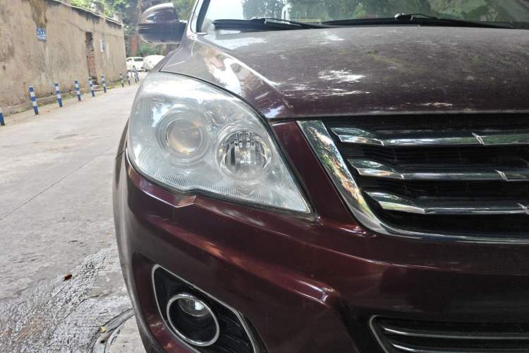 Used Haval H6 2013 Upgraded Model 2.4L Automatic Two-Wheel Drive Elite Version Right Front Headlight