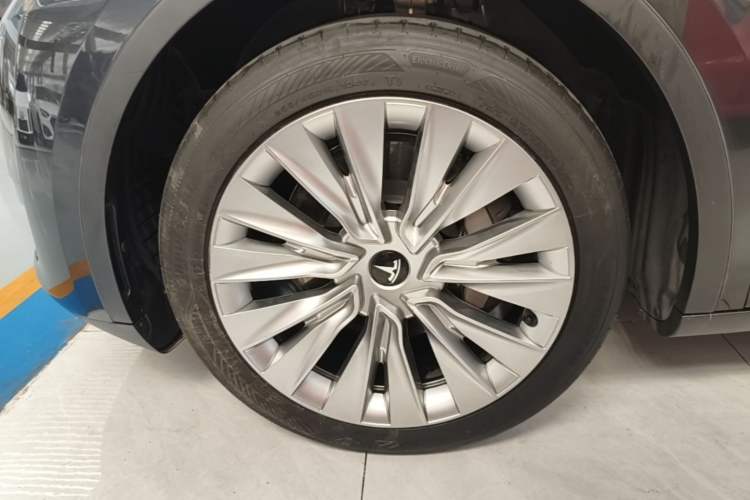 Used Tesla Model Y 2024 Rear-Wheel-Drive Version Left Front Wheel Hub