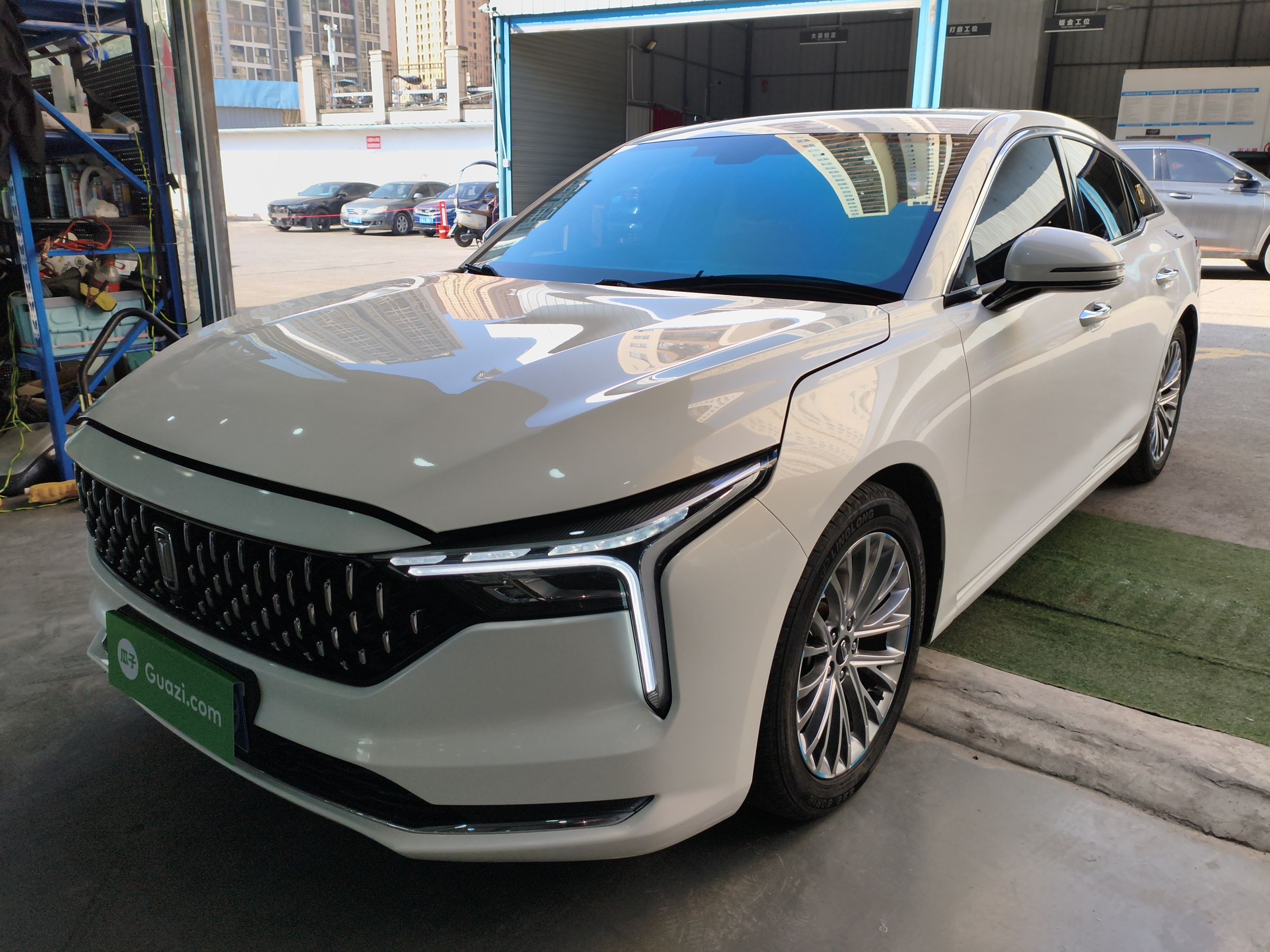 تحت مقدمة السيارة