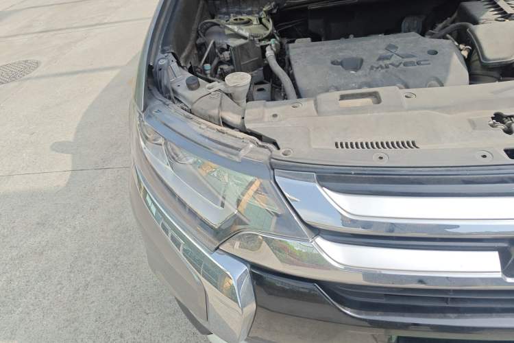 Used Mitsubishi Outlander 2018 2.4L 4x4 Luxury Edition 7-Seater
