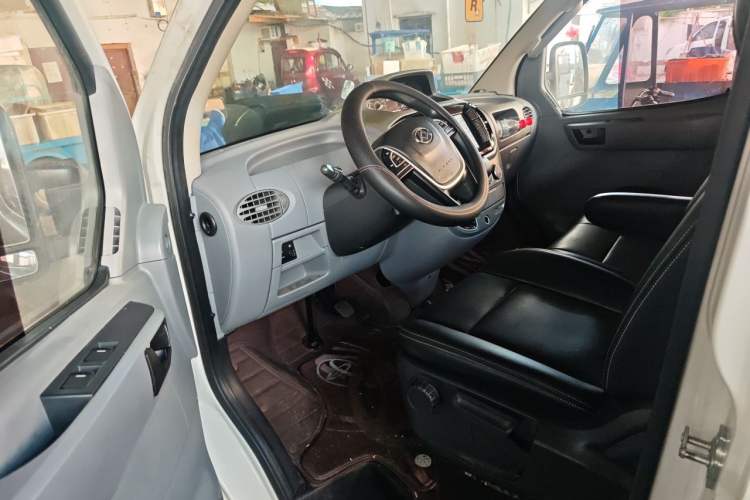 Used SAIC MAXUS Xintu V80 2019 2.5T Classic Model AMT Aoyuntong Facelifted Short Wheelbase Ultra-Low Roof 5/6-Seater