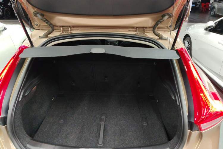 Used Volvo V40 2014 2.0T Zhiya Edition Trunk