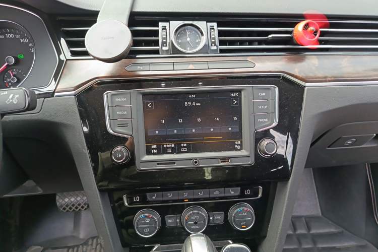 Used Volkswagen Magotan 2017 380TSI DSG Luxury Model Audio And AC Panel