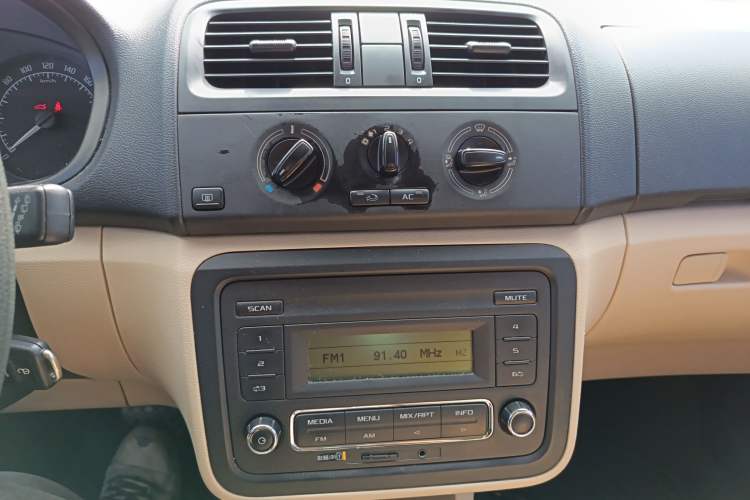 Used Skoda Fabia 2014 1.4L Automatic Crystal Edition Audio And AC Panel