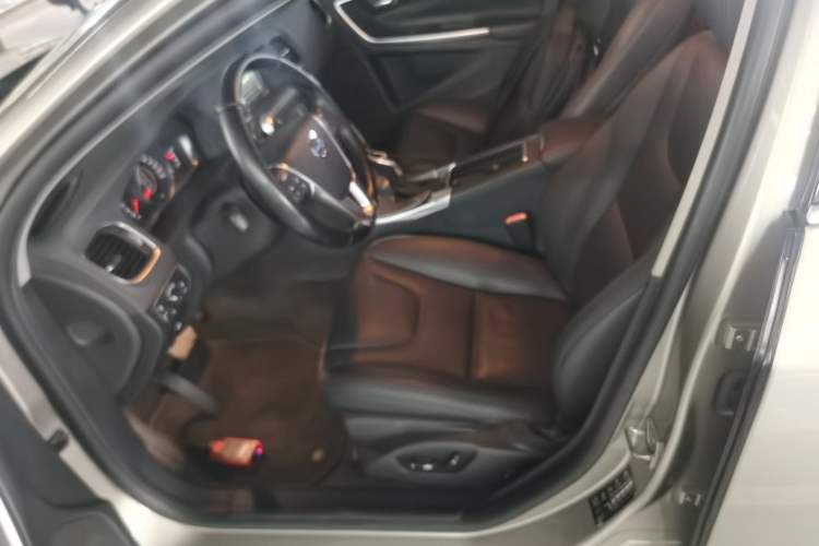 Used Volvo S60 2015 S60L 2.0T Zhiyuan Edition
