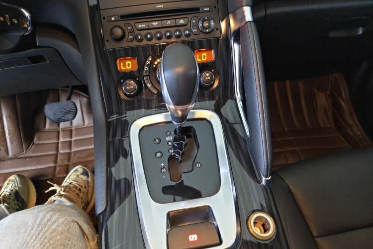 Used Peugeot 3008 2013 2.0L Automatic Trend Edition Gear Lever