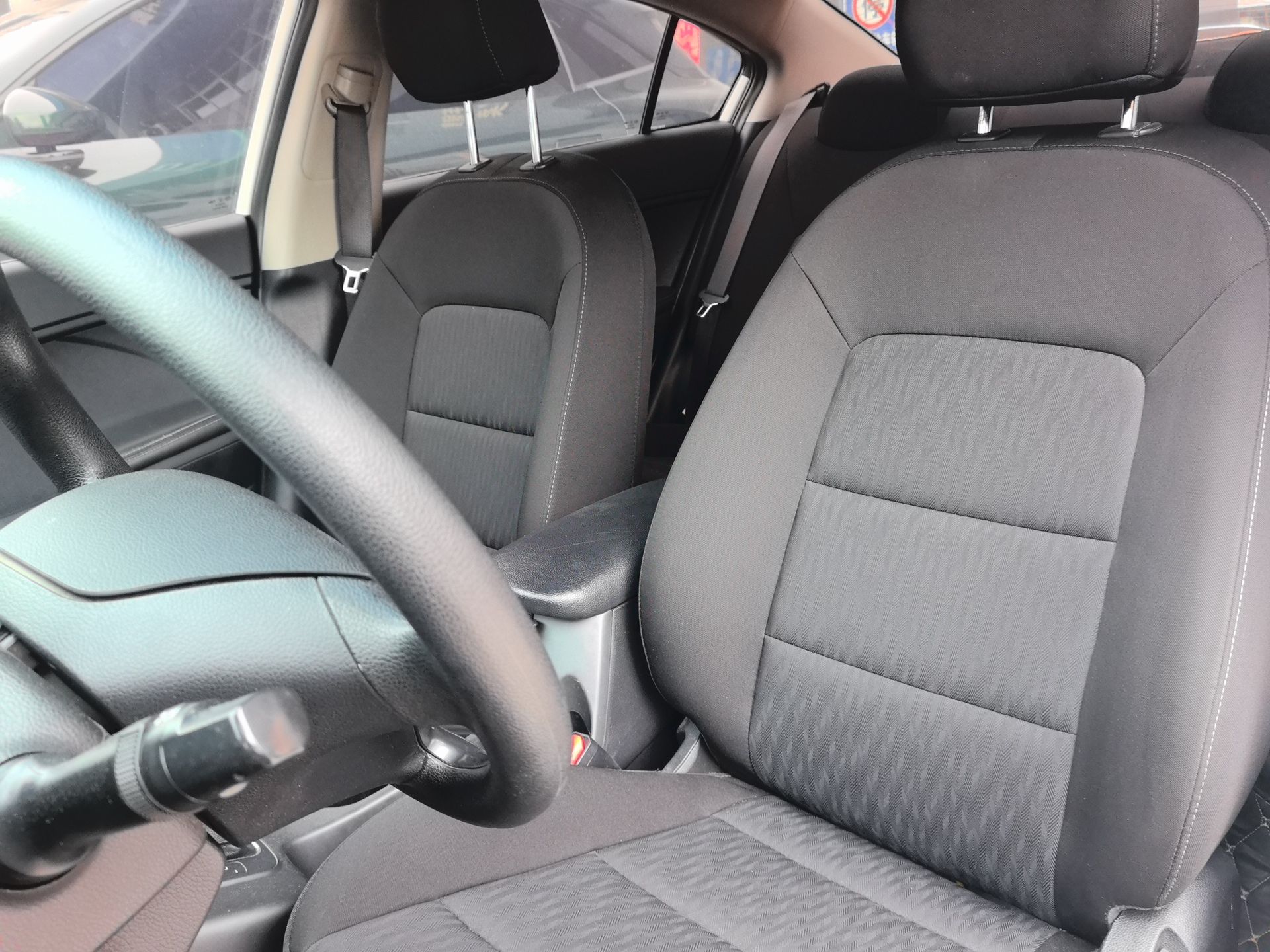 Переднее сиденье в автомобиле