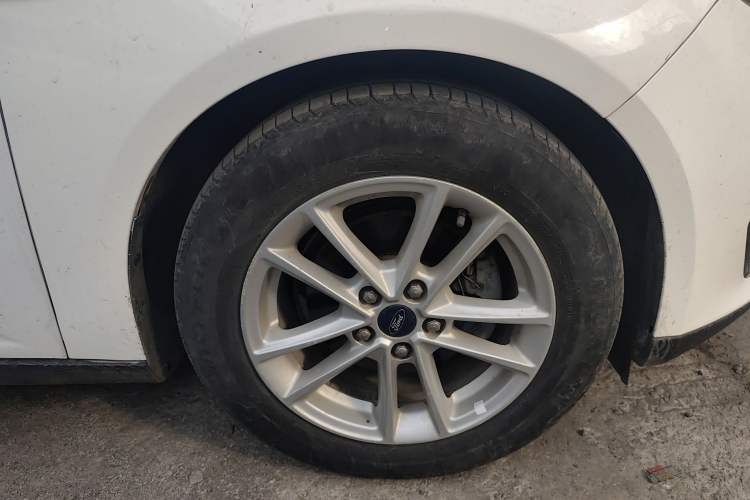 Used Ford Focus 2015 Sedan 1.6L Manual Fashion Edition