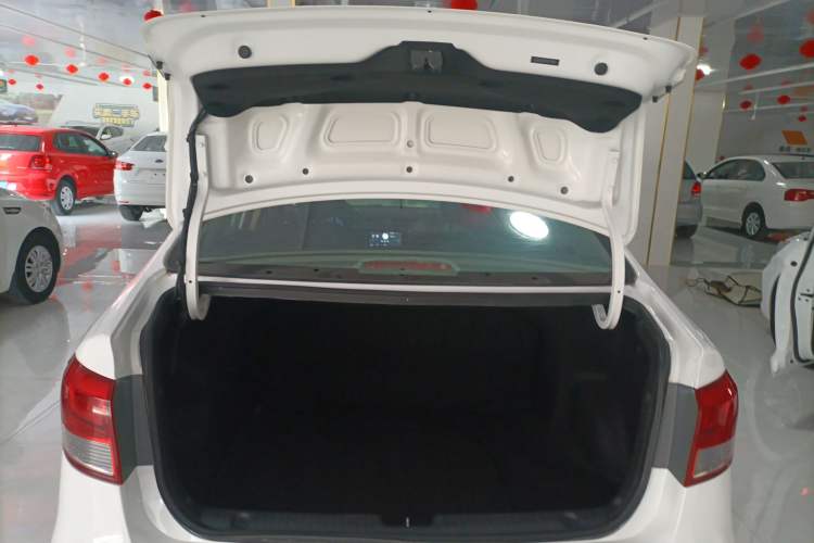 Used Kia K2 2015 Sedan 1.4L MT GLS Trunk