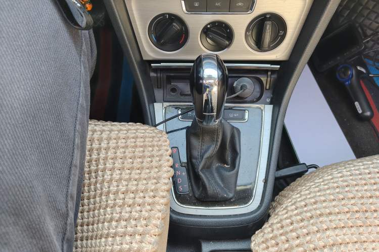 Used Volkswagen Lavida 2013 Restyled Classic 1.6L Automatic Comfort Edition Gear Lever