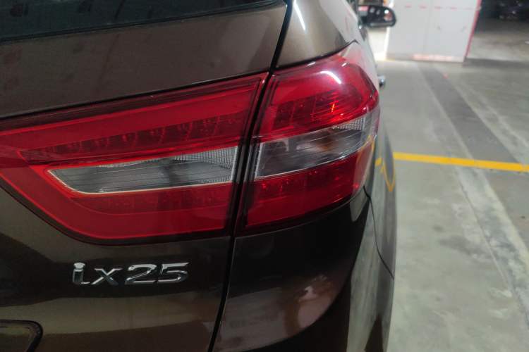 Used Hyundai ix25 2015 1.6L Automatic Two-Wheel-Drive Deluxe DLX Model