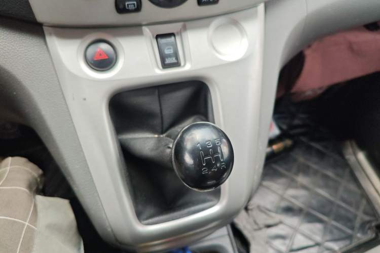 Used Nissan NV200 2012 1.6L 232 Seats Luxury Version
