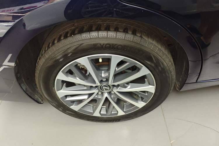 Used Lexus ES 2022 200 Excellence Edition Right Rear Wheel Hub