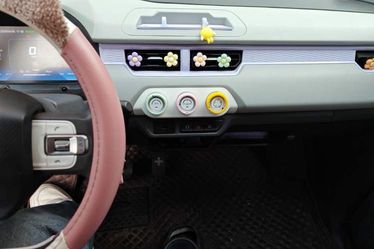 Used Chery QQ Ice Cream 2022 120km Conical Shape Lithium Iron Phosphate Audio And AC Panel