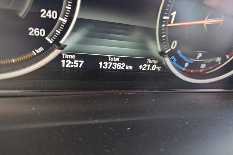 Used BMW X5 2017 xDrive28i Odometer Close Up