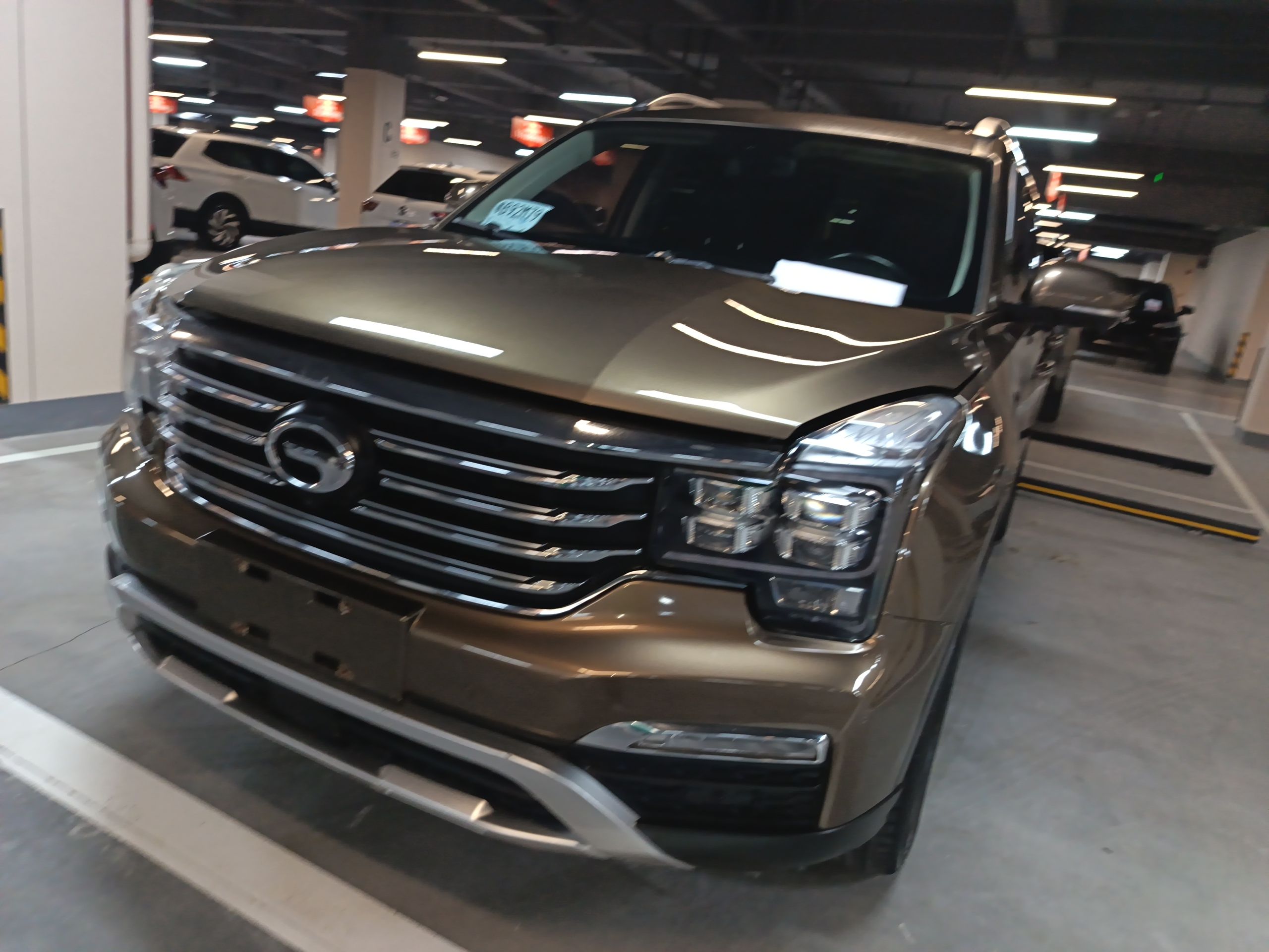 تحت مقدمة السيارة