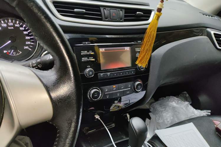 Used Nissan Qashqai 2016 2.0L CVT Luxury Edition Audio And AC Panel