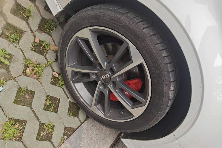 Used Audi A3 2019 Limousine 35 TFSI Fashion Edition China V standard Right Front Wheel Hub