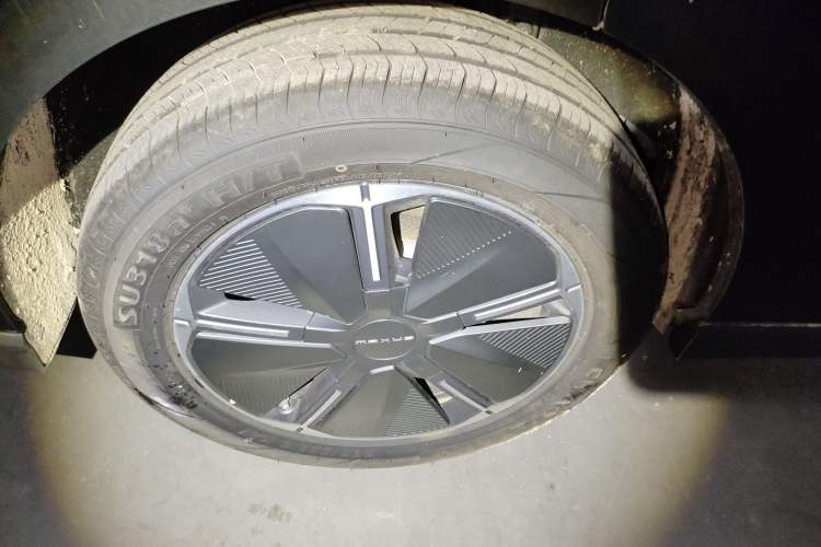 Used SAIC MAXUS Dajia 7 2024 Revised Version Super Hybrid Long-Range Edition Enjoyment Version Right Rear Wheel Hub