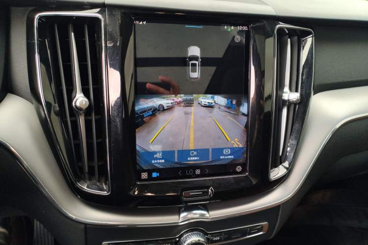 Used Volvo XC60 2023 B5 4x4 Smart Luxury Edition Audio And AC Panel