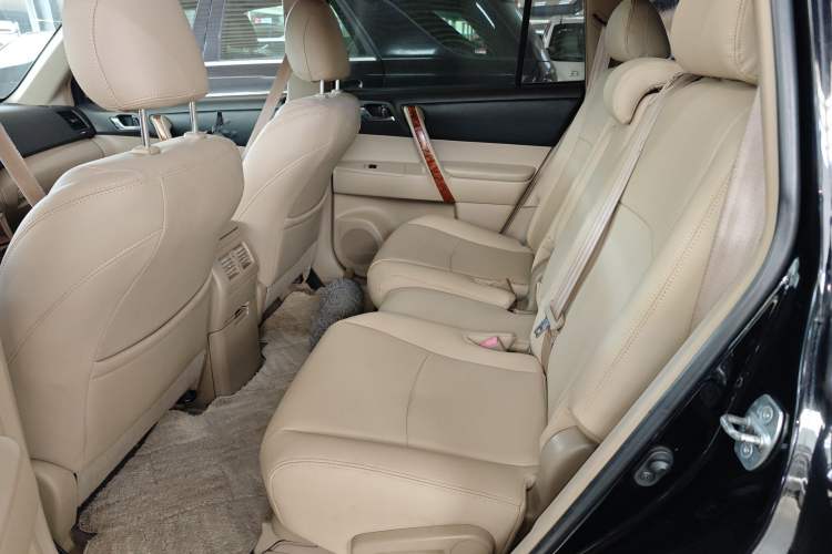 Used Toyota Highlander 2011 2.7L Two-Wheel Drive 5-Seater Elite Edition Left Rear Seat