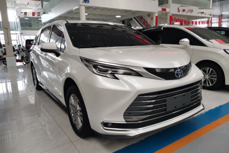 Used Toyota SIENNA 2021 2.5L Hybrid Luxury Edition Front Right 45 Deg