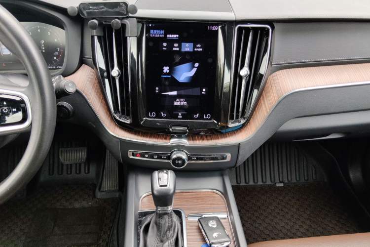 Used Volvo XC60 2021 T5 4x4 Smart Luxury Edition Audio And AC Panel