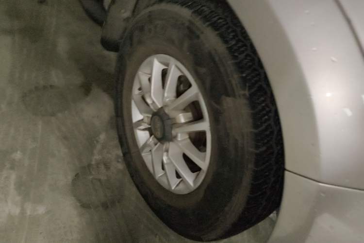 Used JMC Yuhu 3 2018 2.5T Diesel Two-Wheel Drive Advanced Version Standard Wheelbase Right Front Wheel Hub