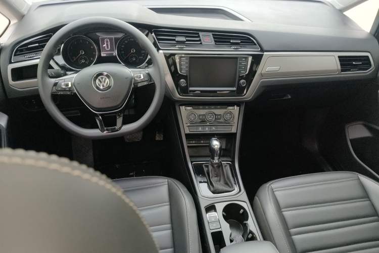 Used Volkswagen Touran 2016 Volkswagen Touran L 280TSI DSG Comfort Edition Center Console