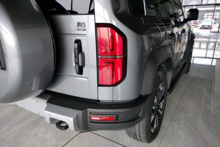 Used Formula Leopard 5 2023 Navigator Edition